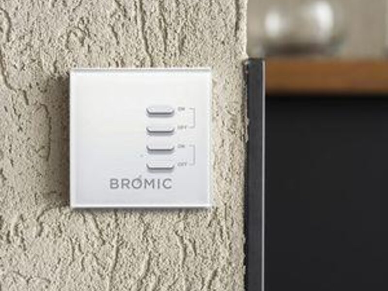Bromic wall-mounted heat controller